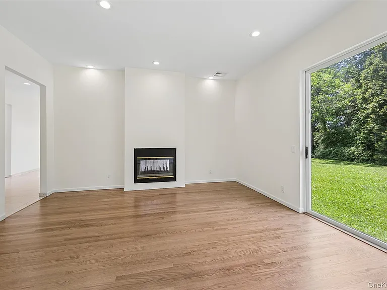67 Parkway Dr — Photo 18