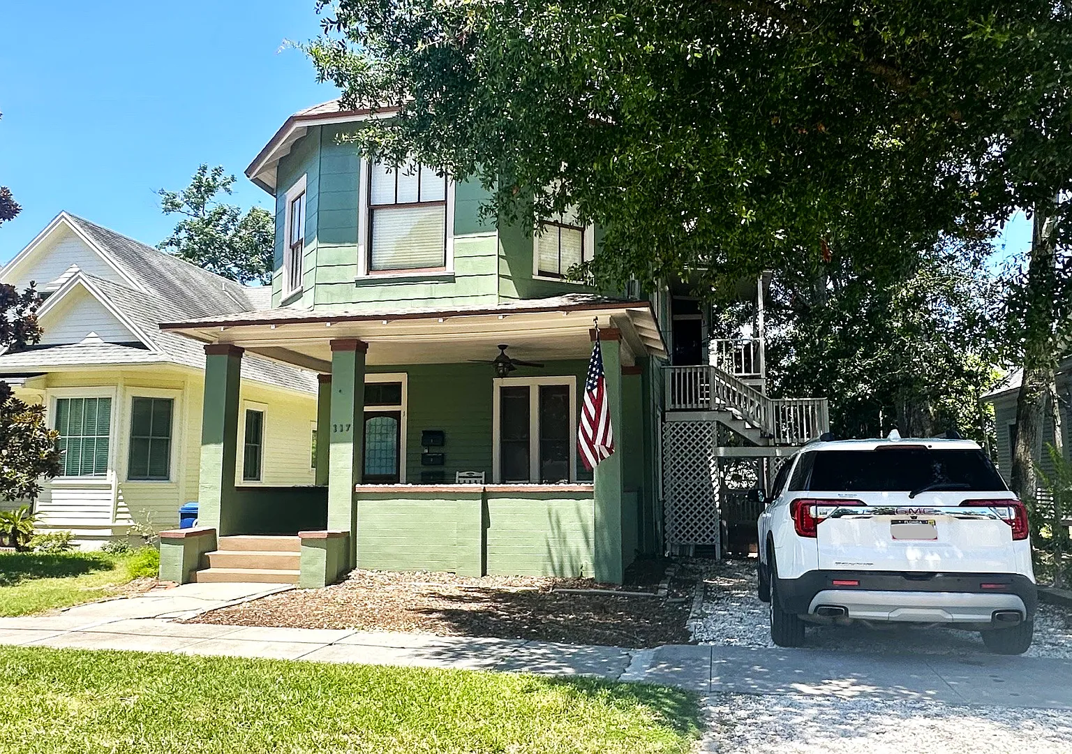 Great downtown location just 1-1/2 blocks off Centre St.! — Photo 1
