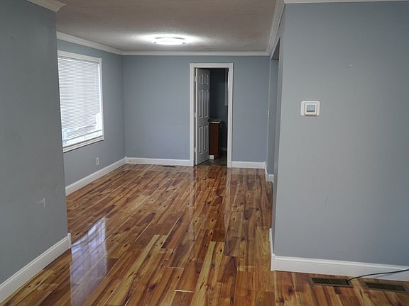 4th image of 122 Norman St