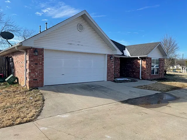 3 bed, 1902 sqft, $1,800 — Photo 2