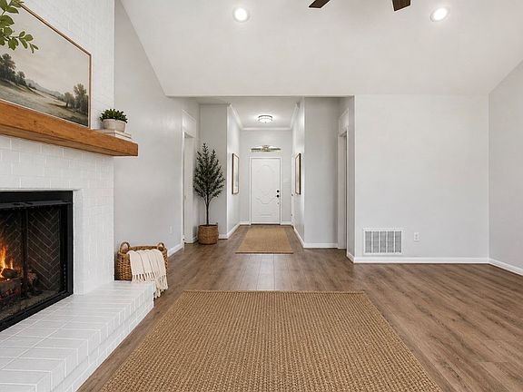 5th image of 205 Chimney Hill Cir
