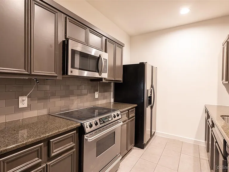 902 W Heights Hollow Ln — Photo 4