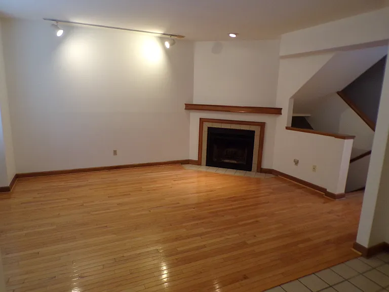 76 W Hubbard Ave — Photo 2