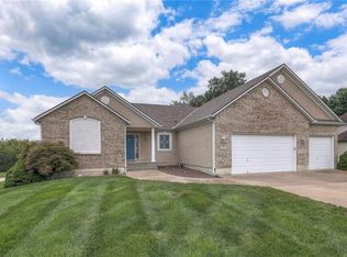 121 Cherokee Ln, Lake Winnebago, MO 64034