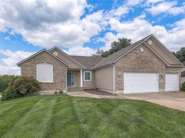 121 Cherokee Ln, Lake Winnebago, MO 64034