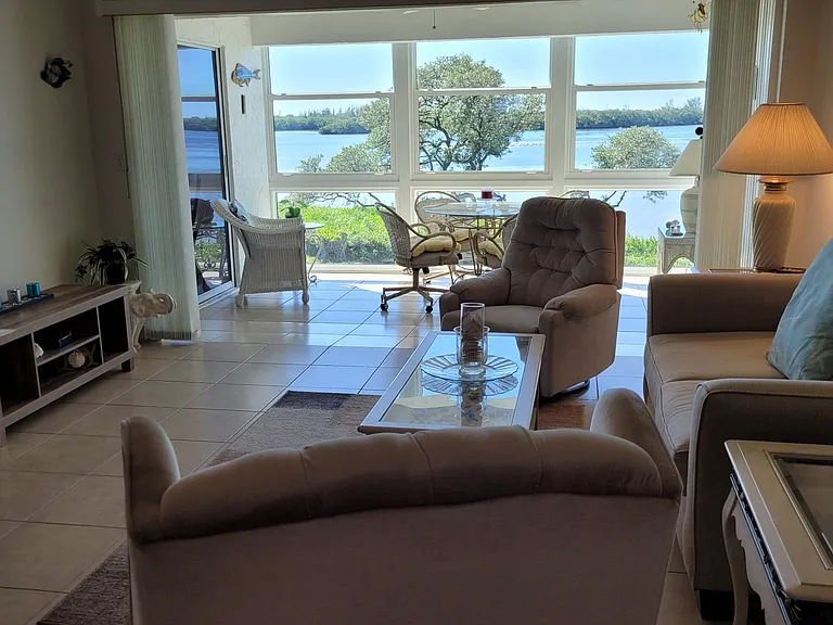 4782 Independence Dr — Photo 3