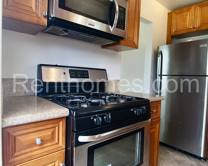 2345 Comstock St — Photo 6