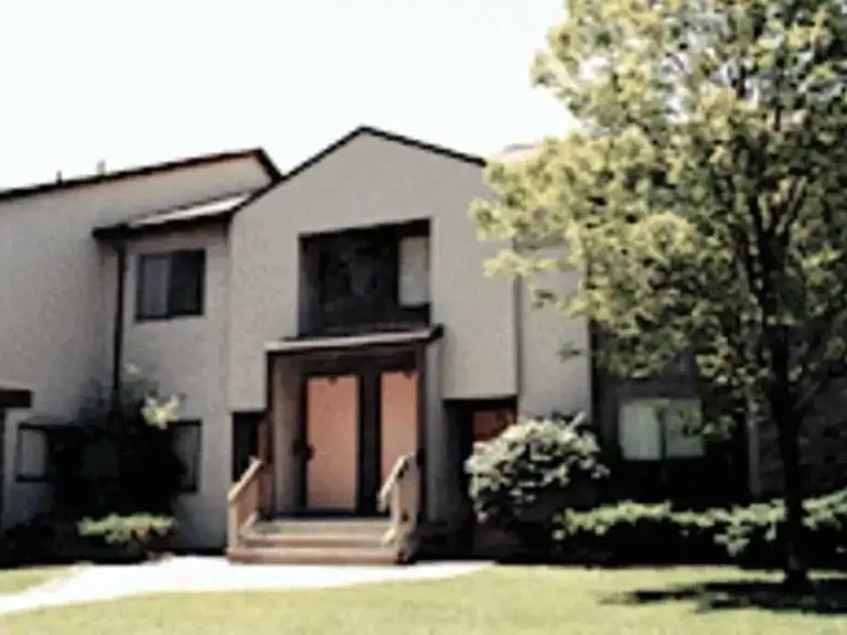 Woodcrest Apartments — Photo 16