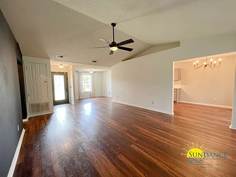 1252 Northview Dr — Photo 2