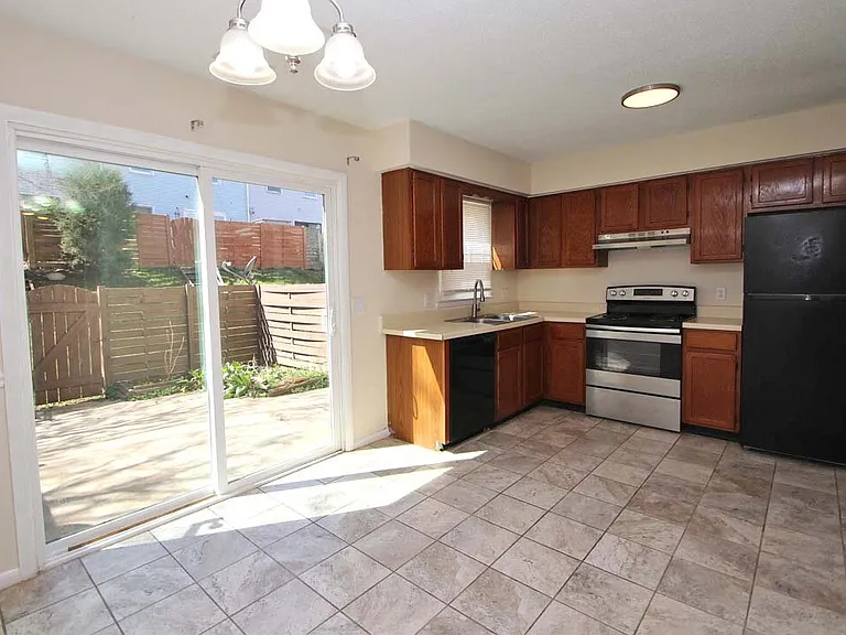 1410 Country Club Ct — Photo 4
