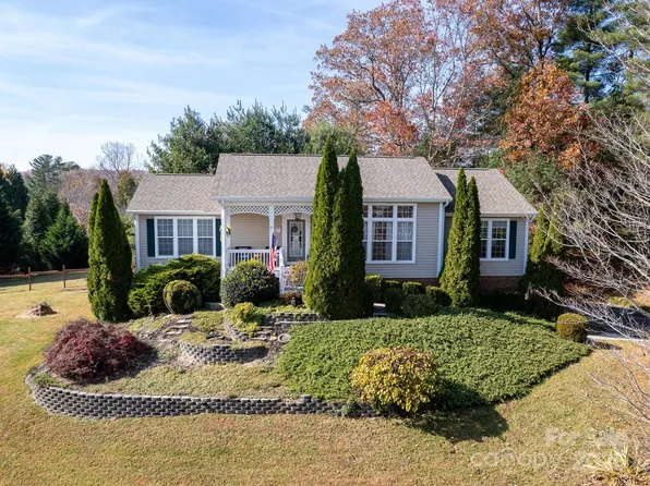 21 Old Applewood Ln, Hendersonville, NC 28739