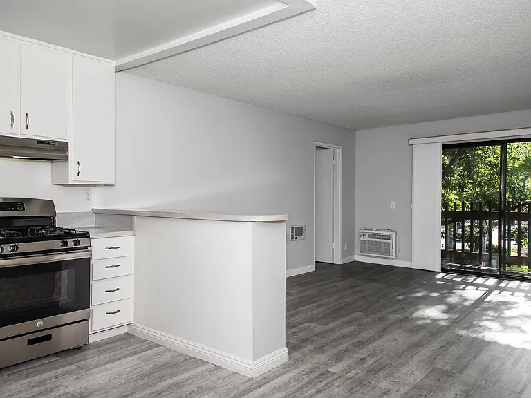 334 Monterey Rd — Photo 4