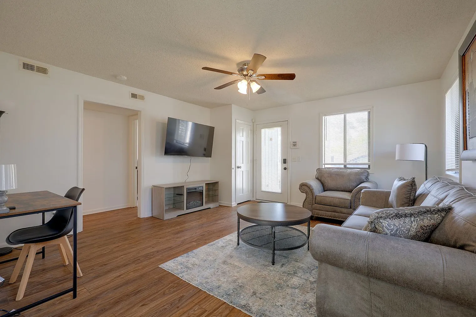 2 bed, 2.0 bath, 871 sqft, $3,128 — Photo 2
