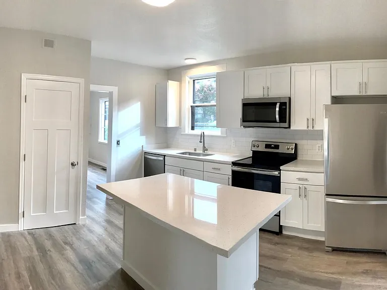 175 1st Ave NW — Photo 3