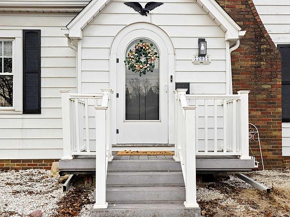 3rd image of 205 W Birchwood St