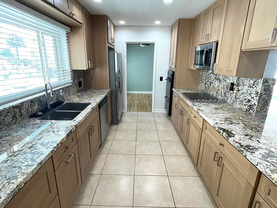 3901 E Livingston Dr