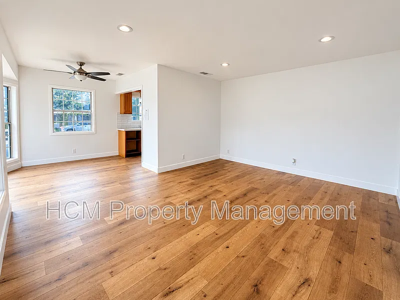 3 bed, 2.0 bath, 1092 sqft, $3,900 — Photo 3