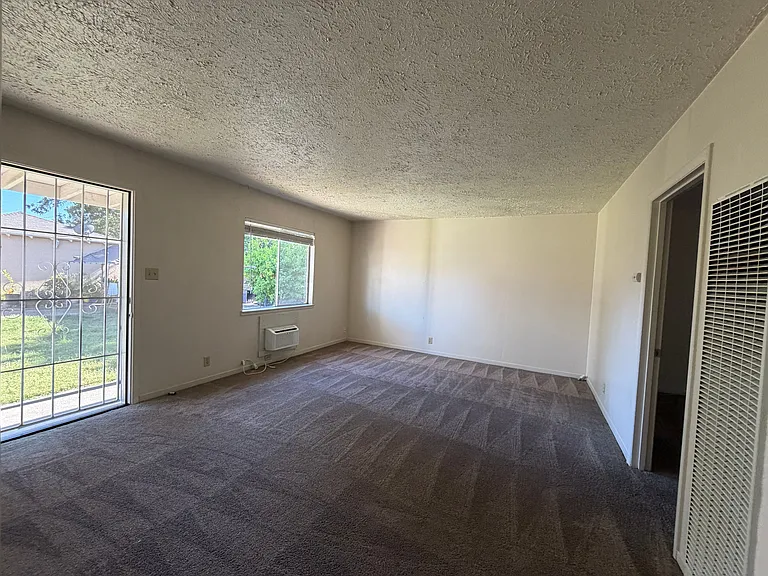 1061 E Monte Vista Ave — Photo 5