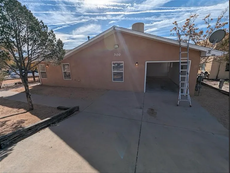 300 Geraldine Loop SE #A — Photo 3