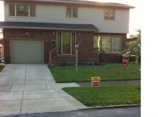 2626 Parkview Dr, Niagara Falls, NY 14305