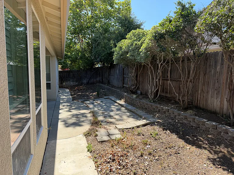 1427 Wyndham Ln — Photo 33