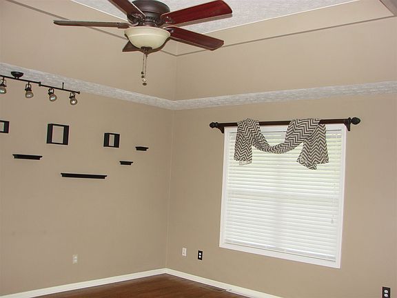 4th image of 3291 Cave Springs Ave