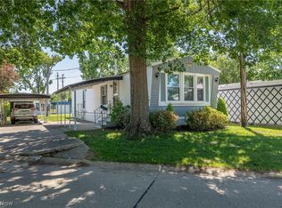 7 Ash Dr, Olmsted Falls, OH 44138