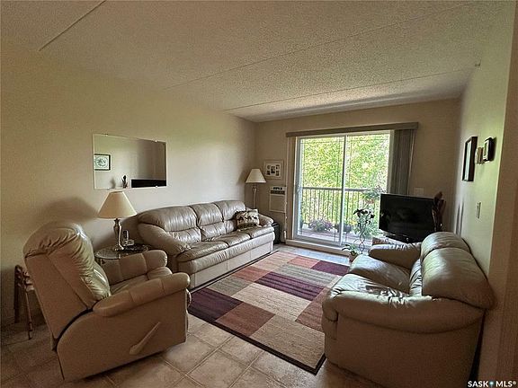 3rd image of 1140 Main St #305