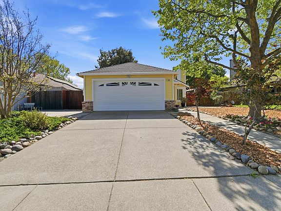3rd image of 804 Sapphire Cir