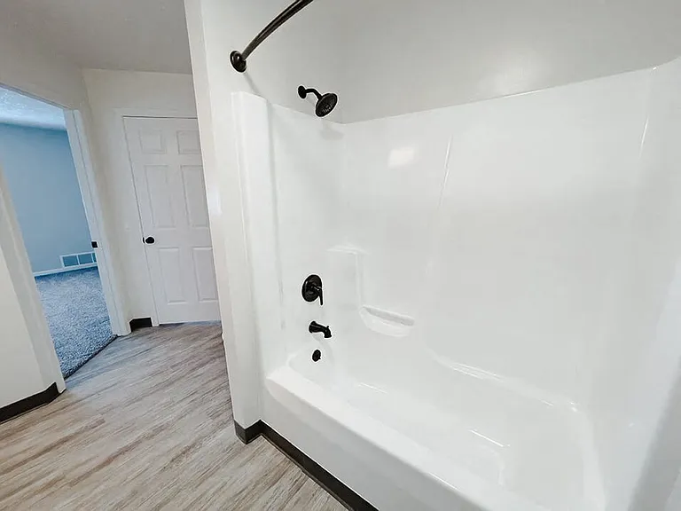Large Full Bathroom!