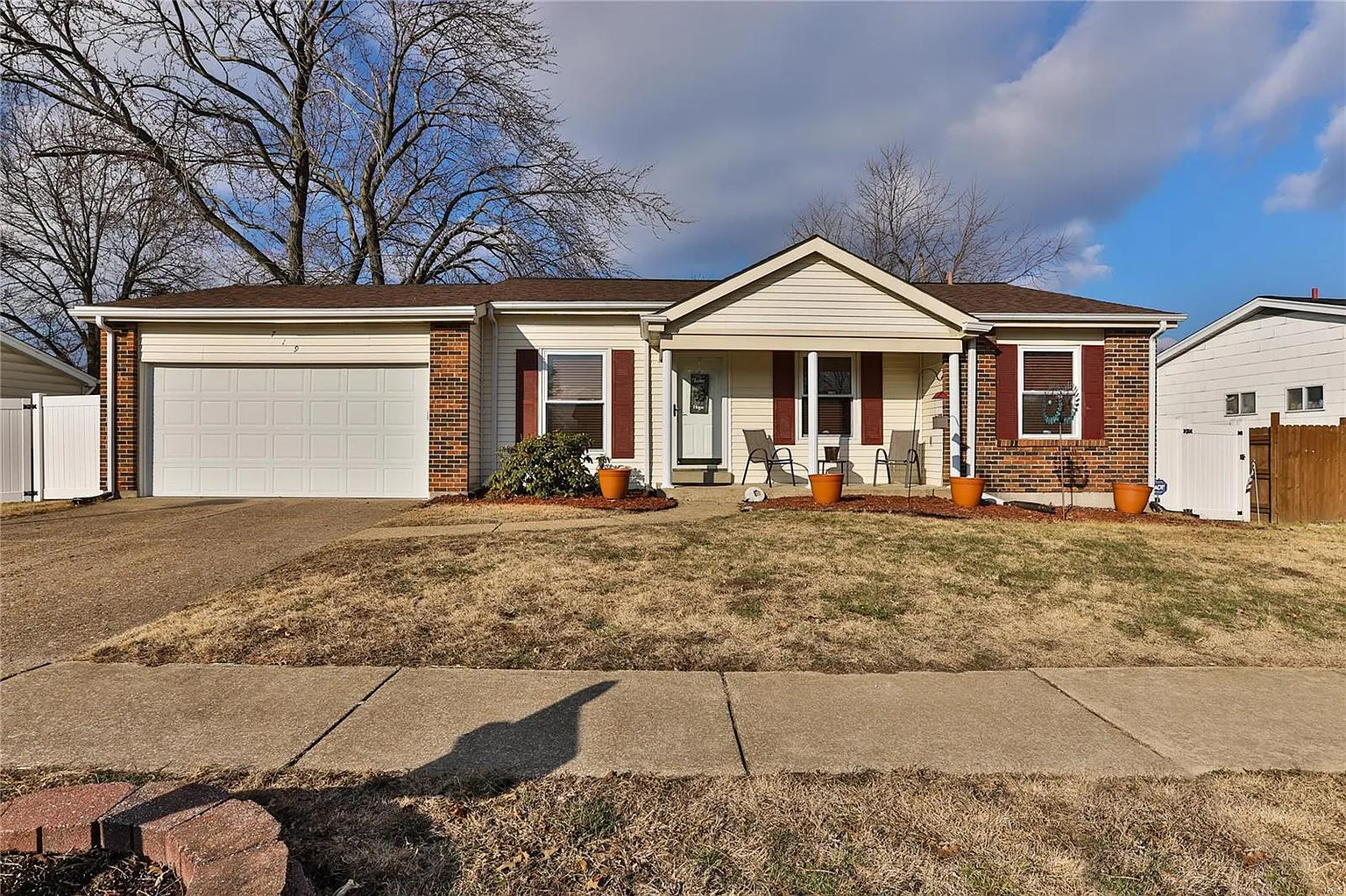 719 Waterfall Dr photo 1
