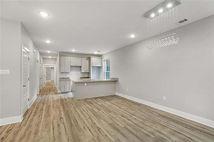 1st image of 1024 Tricou St