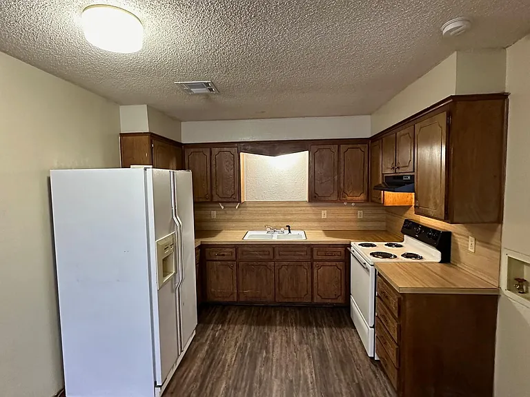 210 NW North St #7 — Photo 4