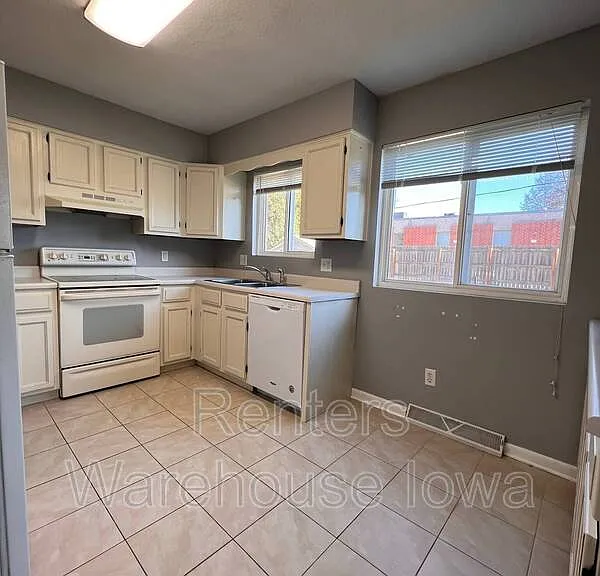 802 SW 3rd St — Photo 6