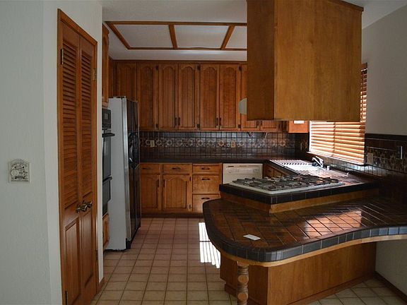 3rd image of 585 Santa Ysabel Ave