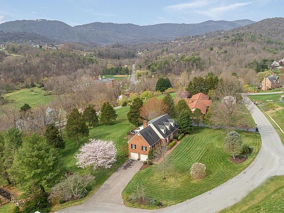 2nd image of 6992 Highfields Farm Cir