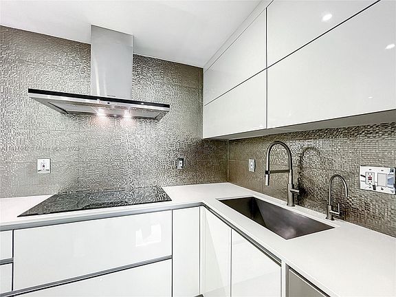 5th image of 20291 NE 30th Ave #Penthouse 24