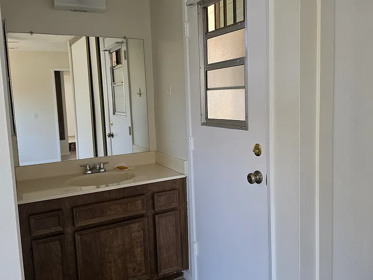 Corona St — Photo 10