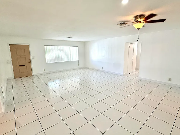 118 SE 10th Ct — Photo 2