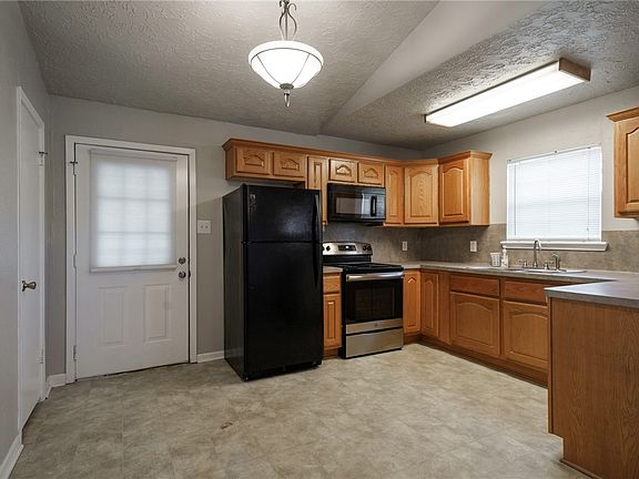 4th image of 200 Richards St APT B