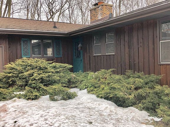2nd image of 121 Kishwaukee Ln