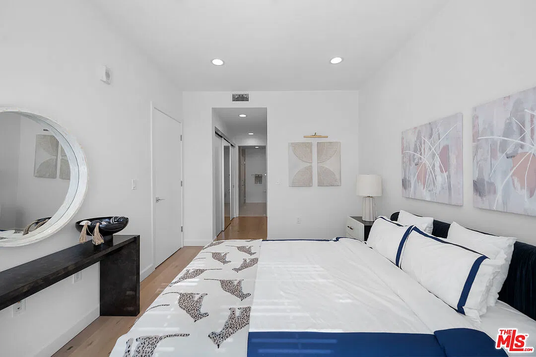 105 S Mariposa Ave — Photo 4