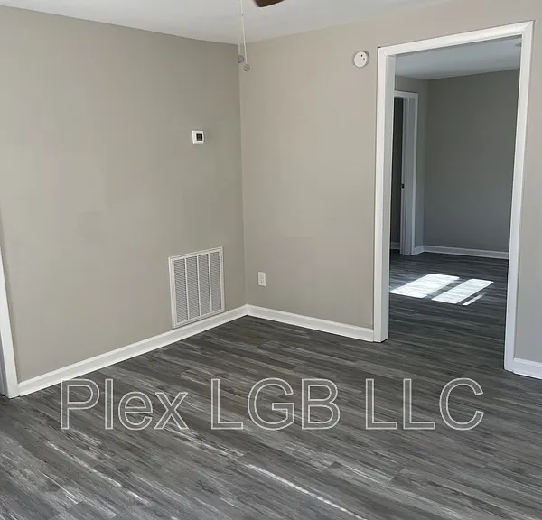 110 Oak Ln — Photo 2