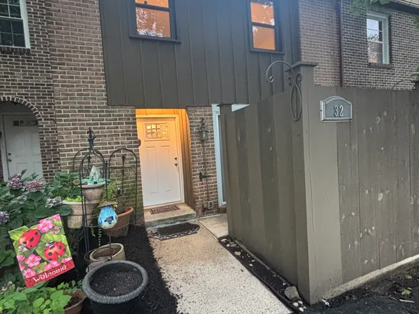 32 Fairway Rd, Reading, PA 19607