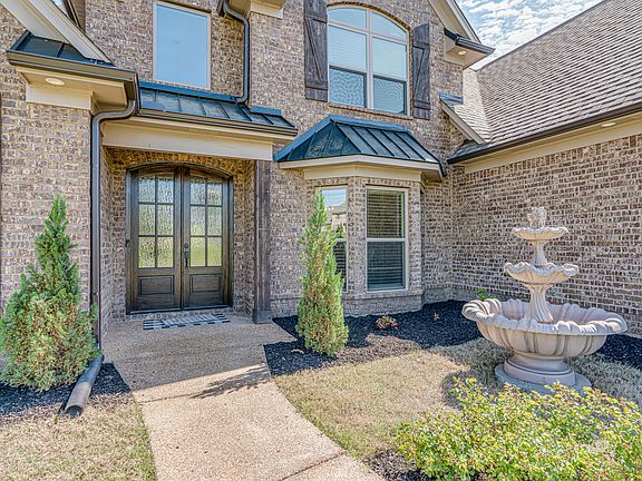 3rd image of 1303 Courtyard Dr