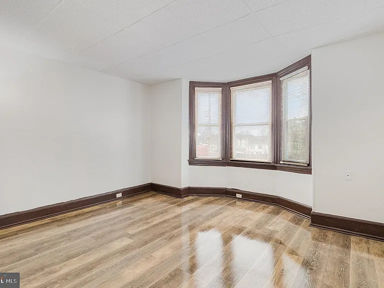 1353 Howard St — Photo 6