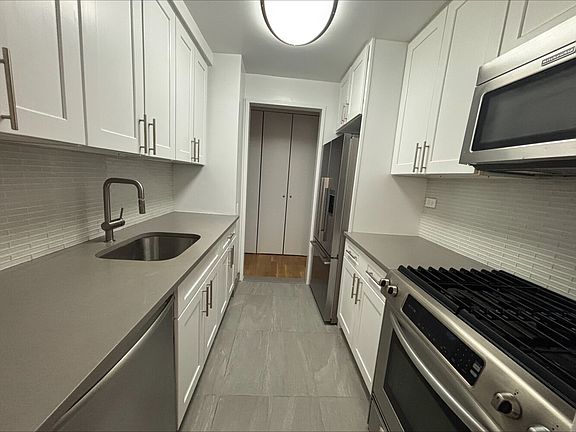 4th image of 101 W 55th St #707