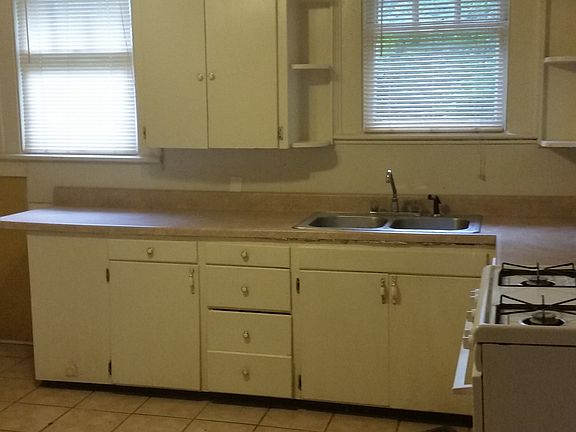 eat-in kitchen