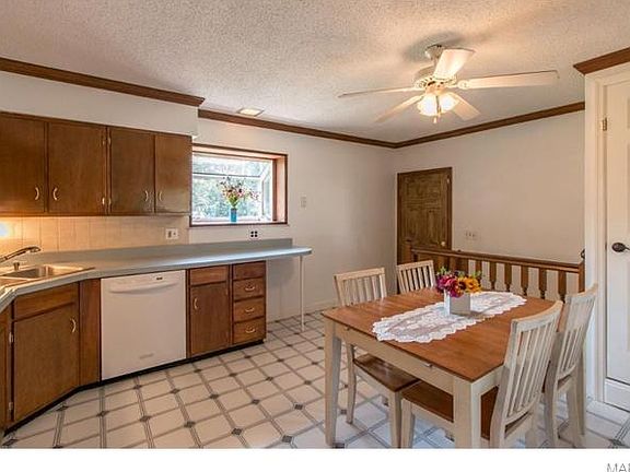 4th image of 820 Herbst Dr