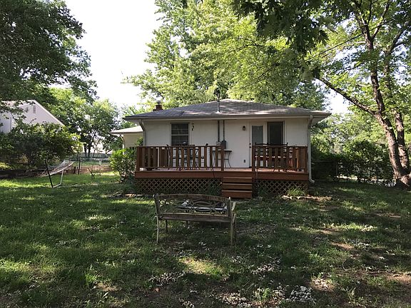 Oversized deck/fenced yard 